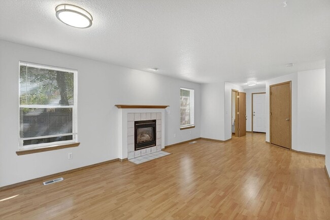 Building Photo - Great 2 story Townhome with Garage!