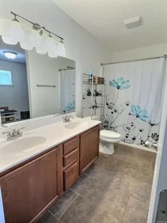 Building Photo - Great 3 Bedroom 2.5 Bathroom Cabot House