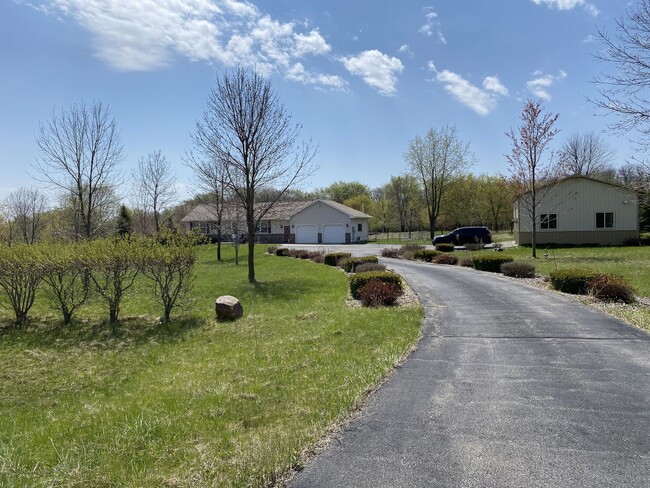 Building Photo - Gorgeous 5 Bed, 2.5 Bath Single-Family Home!