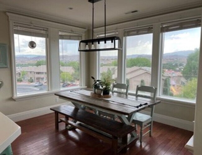 Building Photo - Beautiful, 6 Bedroom Home! 6 or 18 Month Lease!