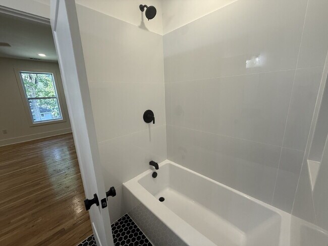 Building Photo - "Spacious 3-Bed, 3.5-Bath in the heart of East Nash
