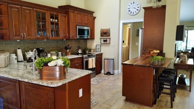 Building Photo - 392 Lakeview Terrace