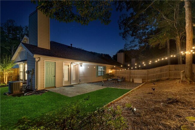 Building Photo - 5097 Village Green Way