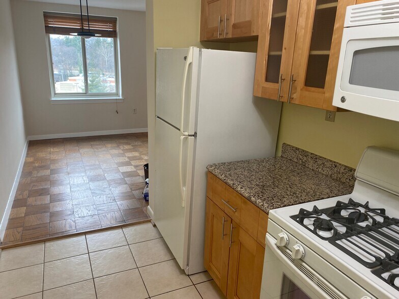 Kitchen, looking to DR - 3000 Spout Run Pkwy