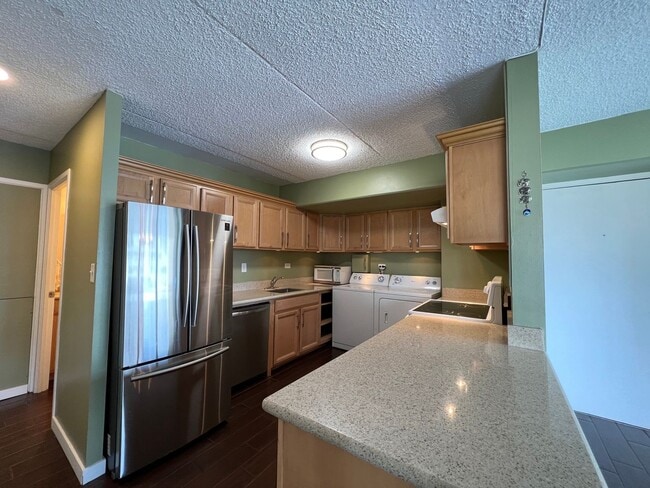 Building Photo - 2BD/2BA/2PKG. Furnished, Waikiki, Views, Breeze