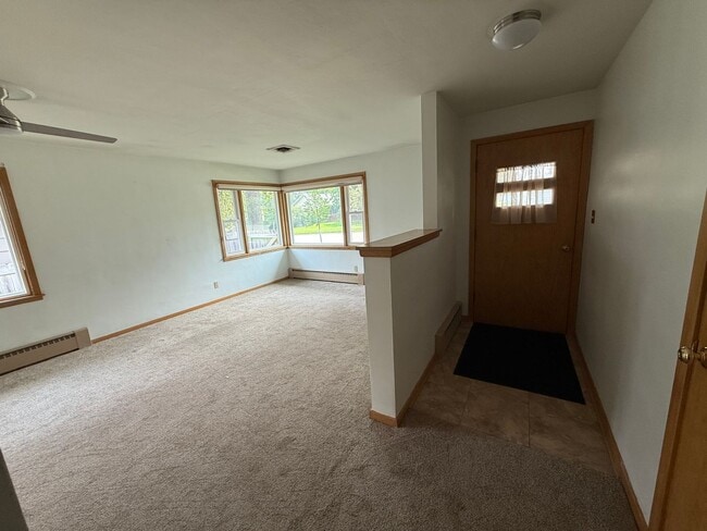 Building Photo - 3 Bed 2 Bath Home