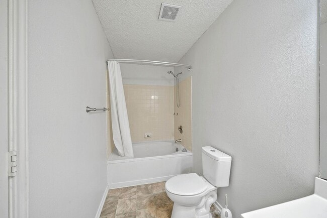 Building Photo - 3 Bedroom and 2 Bathroom located  in Brentfield Subdivision
