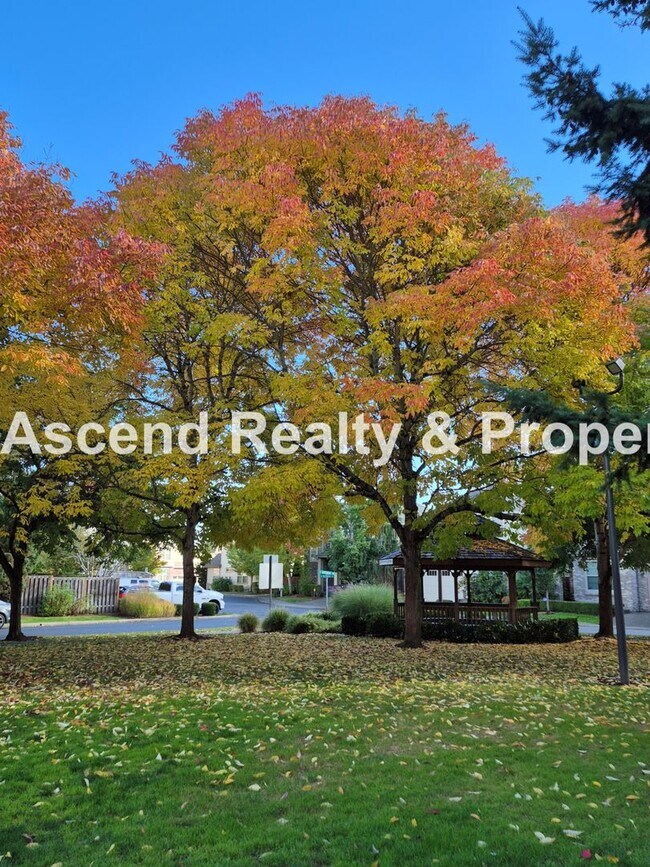 Building Photo - Available Immediately Minutes to Orenco Sh...