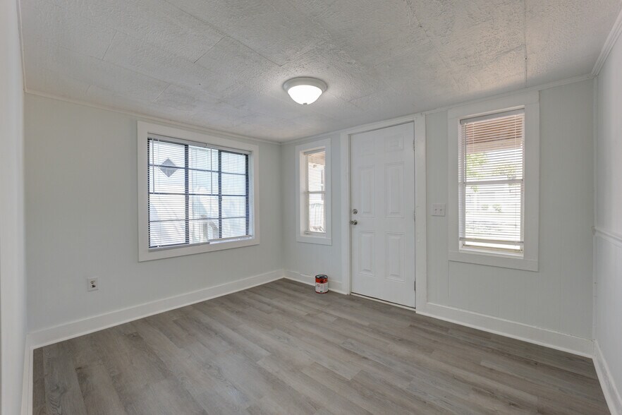 Livingroom/entryway - 1923 Calvert St