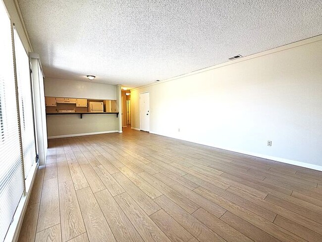 Building Photo - Beautiful, Very Large 2 Bedroom with Garage, Fireplace, Balcony & A/C Near Washoe Golf Course