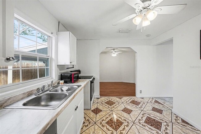 Building Photo - 816 W Minnehaha St