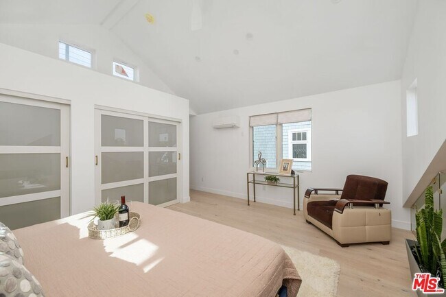 Building Photo - 157 Hart Ave