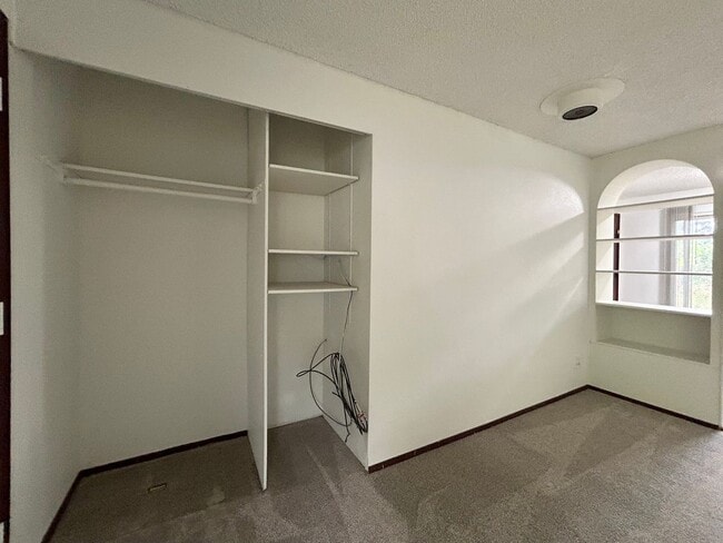 Building Photo - Bright and Open 3 Bed, 1 Bath House!
