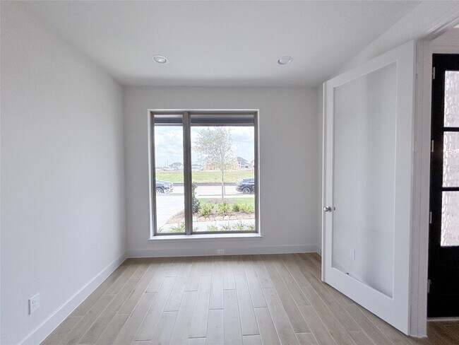 Building Photo - 5406 Holly Holw Ln