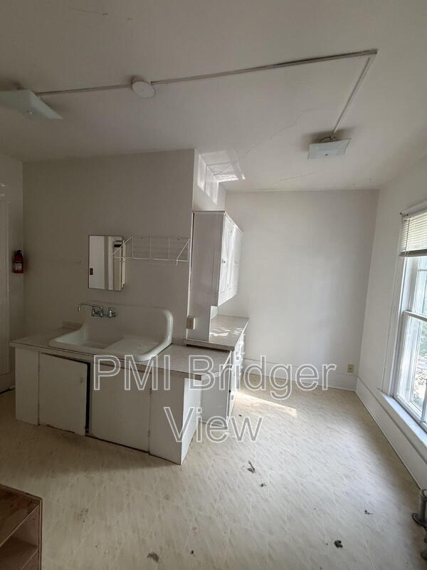Building Photo - 210 S Black Ave