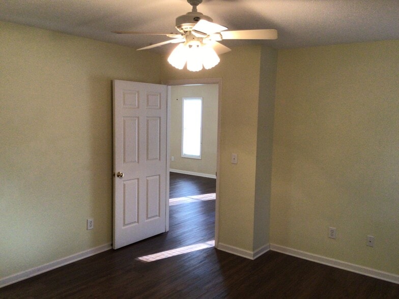 Building Photo - 5470 Regent Village Dr