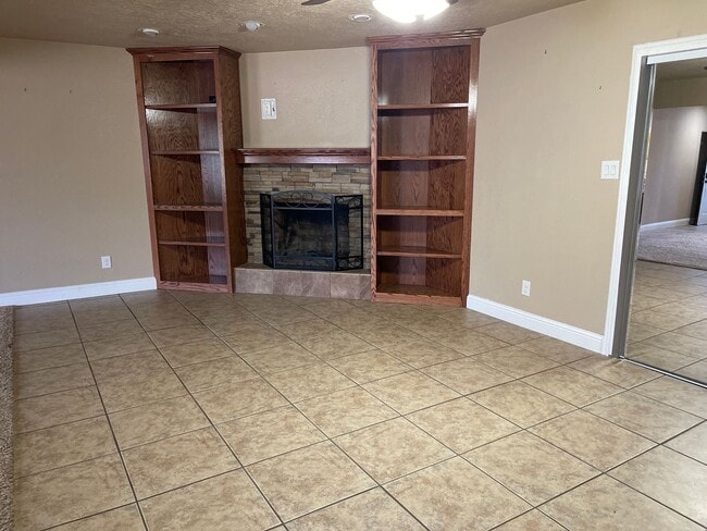 Building Photo - Beautiful 3 Bedroom Home, Zia School District!