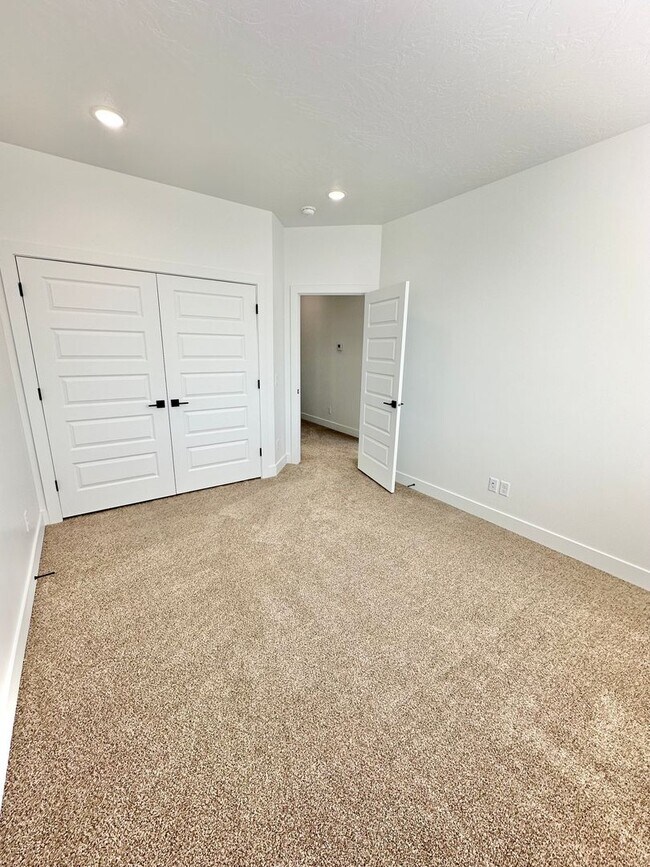 Building Photo - PET FRIENDLY!! HURRICANE TOWNHOME!