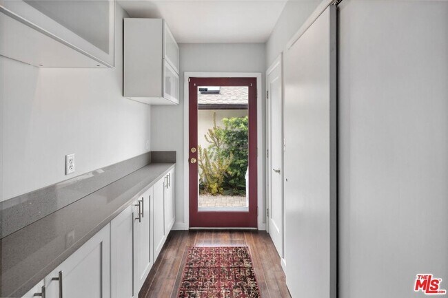 Building Photo - 3836 Seneca Ave