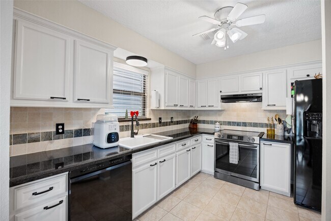 Building Photo - 1114 Tiki Dr