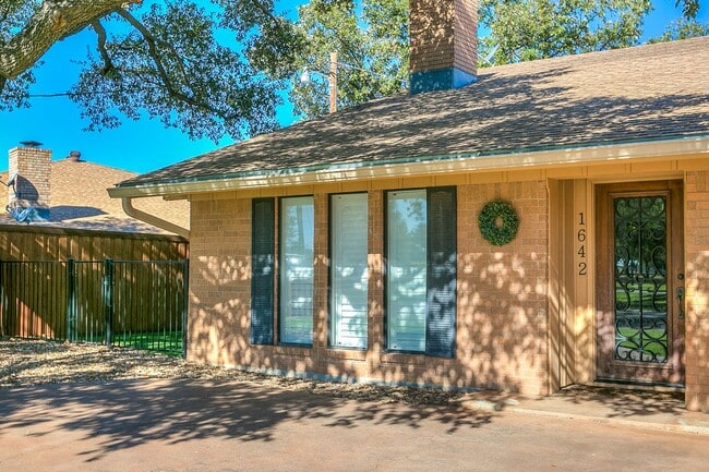 Building Photo - COMING APRIL 2026!!! Stunning Country Club Townhome!!