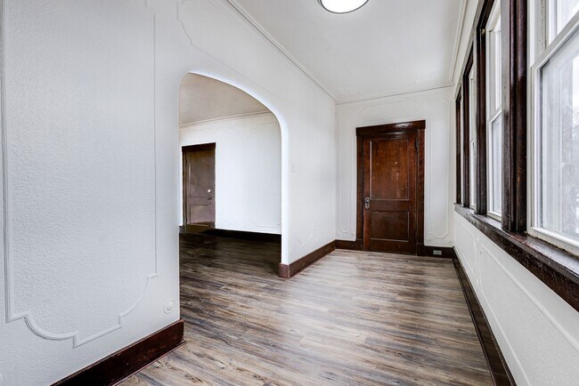 Building Photo - 609 E Warrington Ave