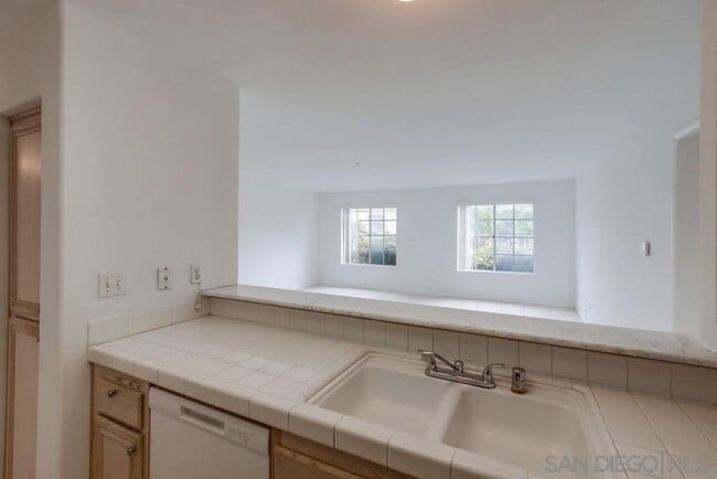 Building Photo - 2-bed, 2-bath Condo in San Diego's Linda Vista/Fashion Valley Area.