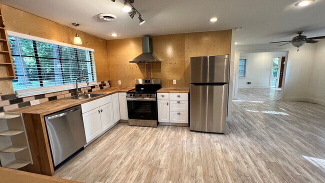 Building Photo - 3 Bed | 2 Bath Single Family Home