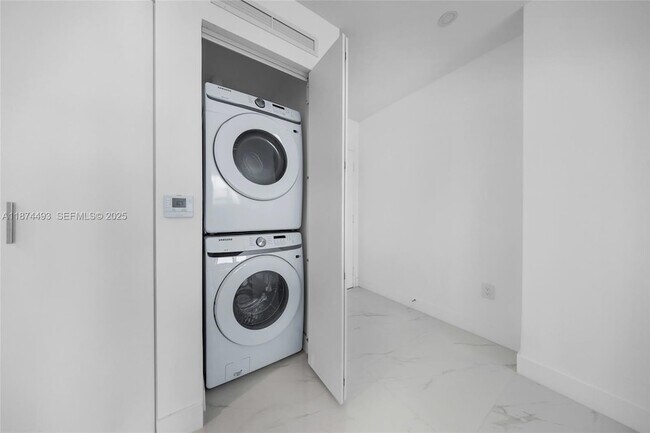 Building Photo - 700 NE 24th St