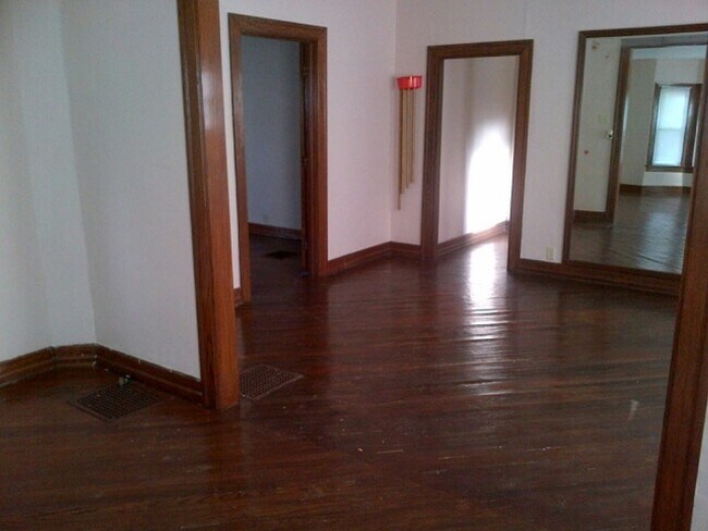 Building Photo - CANDY STRIPE HOME! 4 BD/2 BA