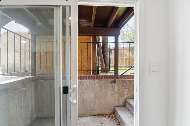 Building Photo - $1,300.95 with $300.00 off the first month's rent, 2 Beds - 1 Bath, Triplex in Aurora with Washer...