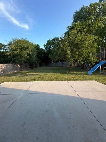 Building Photo - 804 Creekside Dr