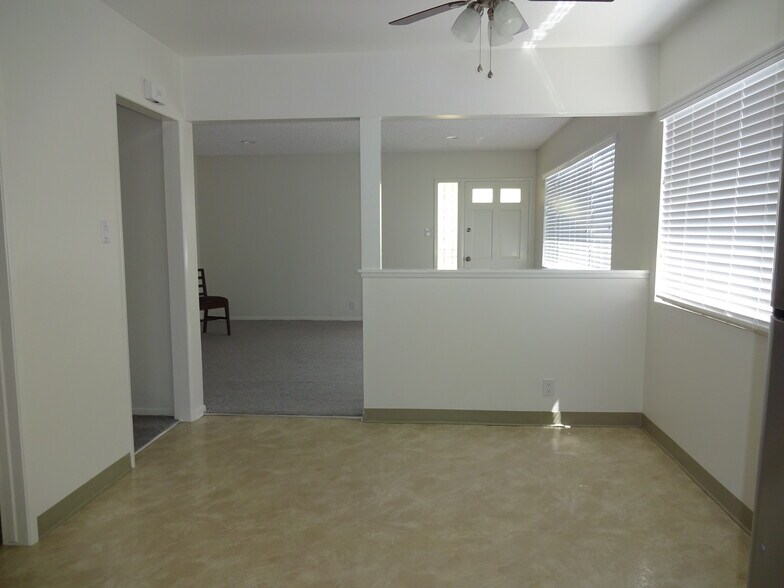 Dining room - 841 W 25th St