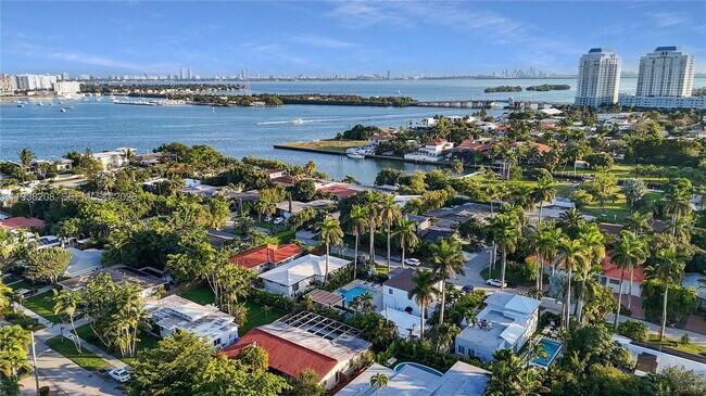 Building Photo - 1201 NE 85th St