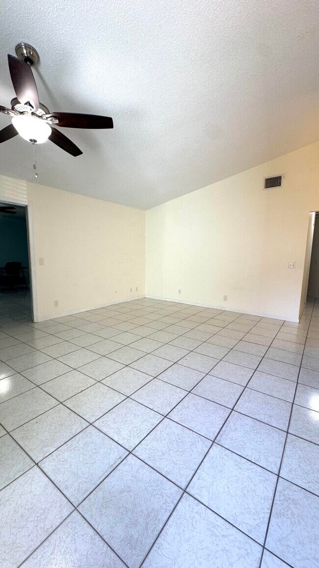 Building Photo - 5149 El Claro Cir