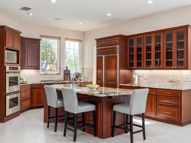 Building Photo - 9805 Big View Dr