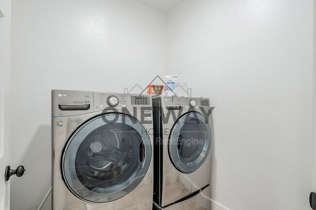 Building Photo - 760 N Swan Dr