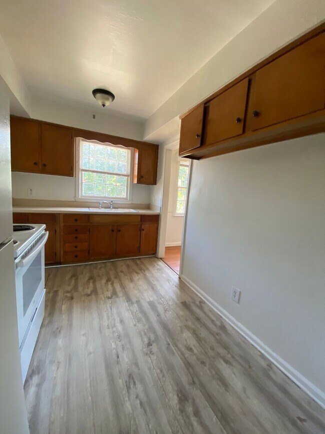 Building Photo - Located in Savannah, GA, this oversized 2-bedroom, 2-bathroom unit