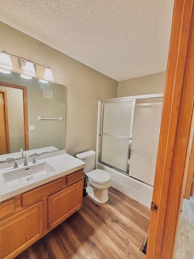 Building Photo - Gorgeous 3 Bedroom 4 Bath End Unit in Eagan