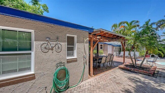 Building Photo - 1127 S Osprey Ave