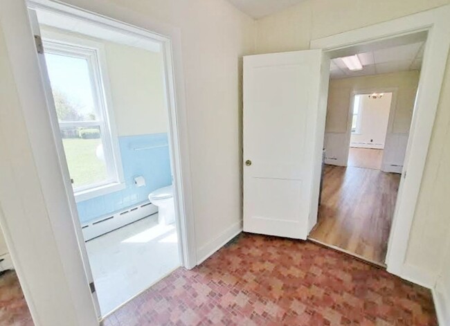 Building Photo - 3 Bed / 1-1/2 Bath Single Family w/2 Car G...