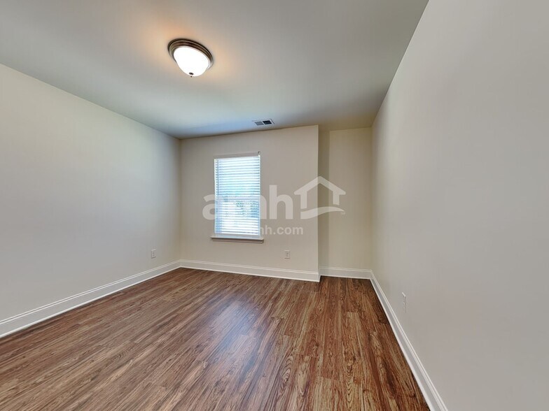 Building Photo - 2032 Windsor Park Ave