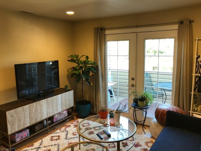 Building Photo - Updated Two Story 2 Bed 1 Bath Condo in Ce...