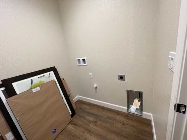 Building Photo - 3 Bedroom 2 Bathroom