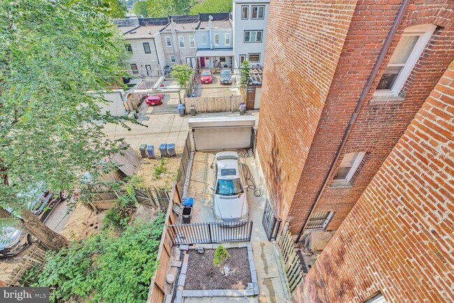 Building Photo - 608 Irving St NW