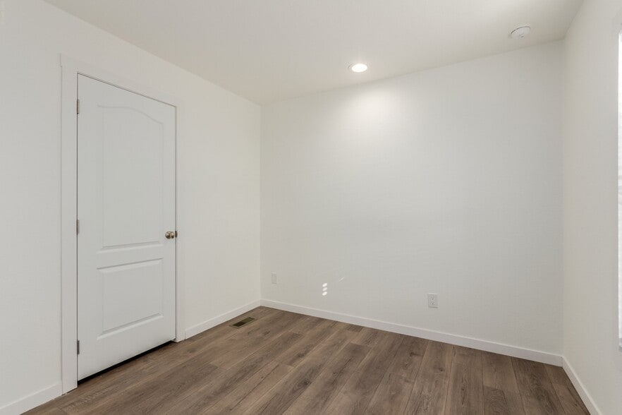 Building Photo - 5201 W Camelback Rd