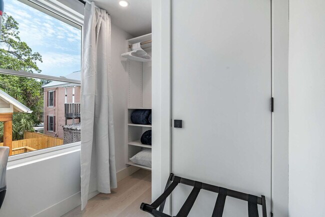 Building Photo - 28 W Castillo Dr