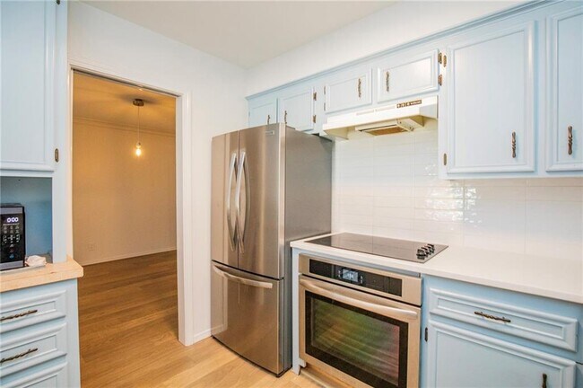 Building Photo - 2217 N Crossover Rd