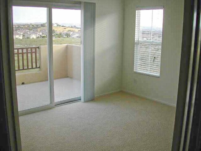 Building Photo - 758 Callecita Aquilla Sur