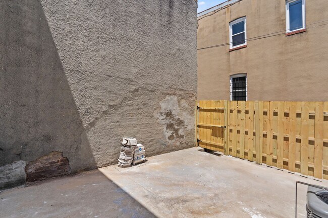 Building Photo - 2524 E Fayette St